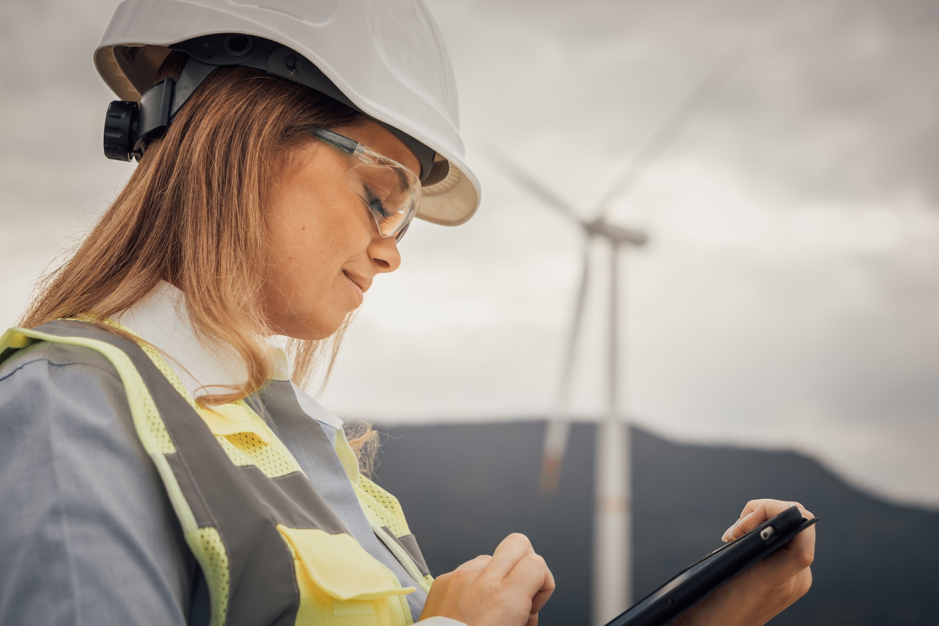 En el campo de la energía eólica, los profesionales utilizan tecnología avanzada para monitorear el rendimiento de la turbina de manera conveniente usando una tableta, lo que garantiza la eficiencia y la confiabilidad en la producción de energía renov