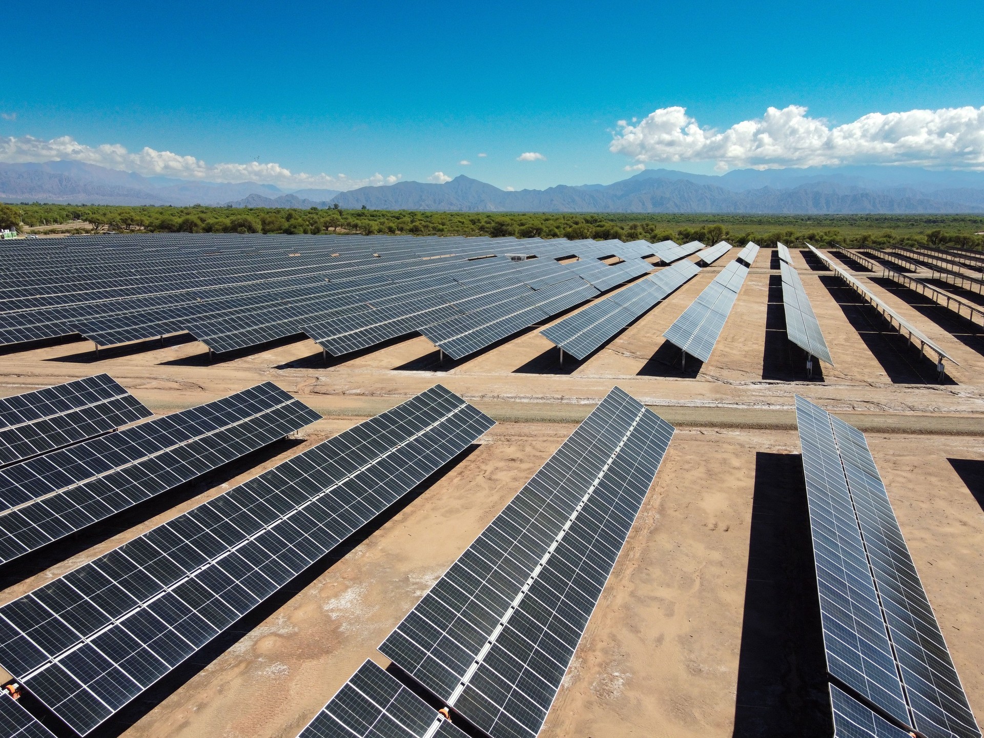 Sol y viento en los Andes Argentina avanza hacia un futuro energético diversificado