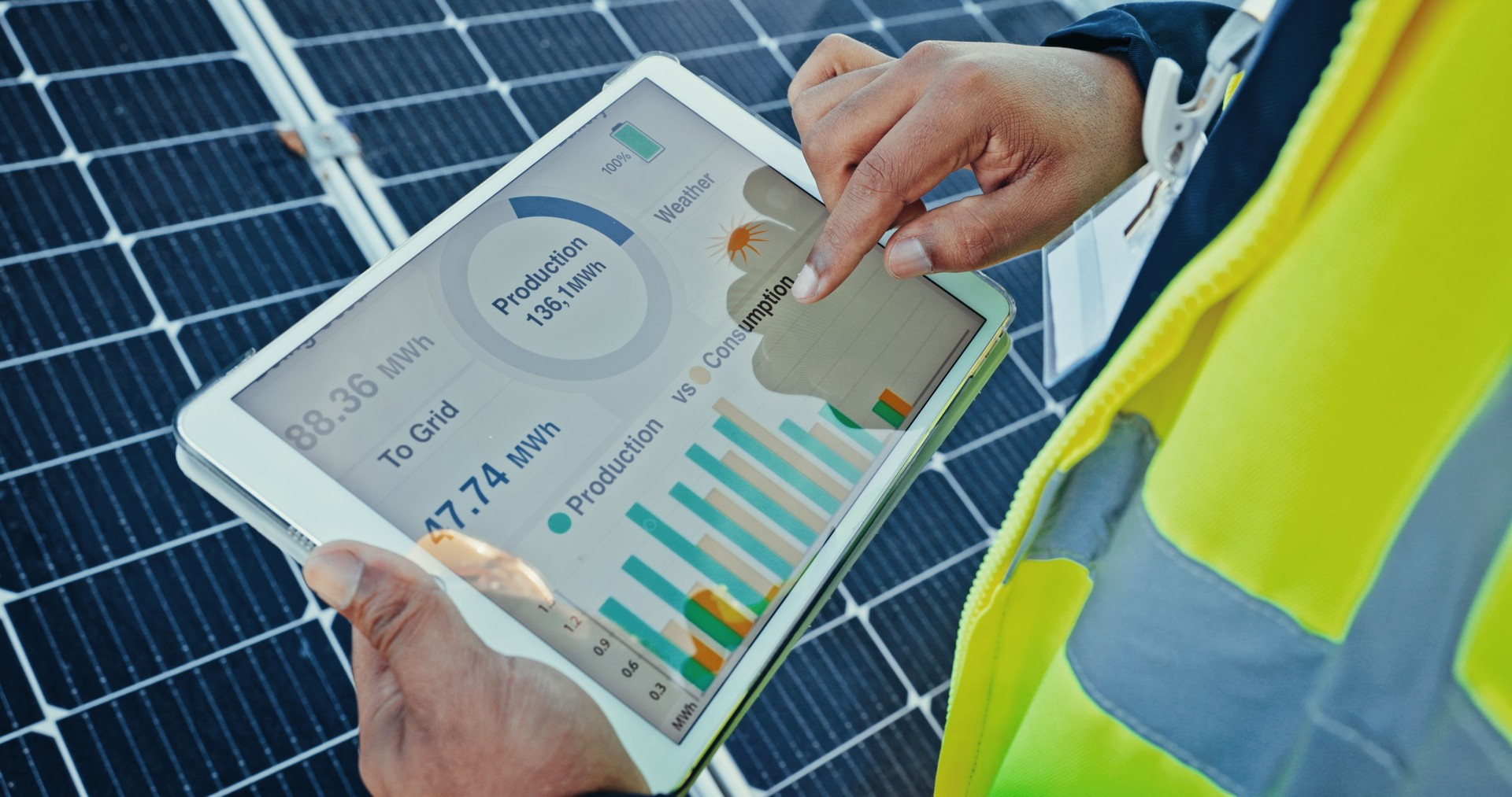 Persona, manos e ingeniero con pantalla de tableta para gráfico de paneles solares, diagnósticos o software fotovoltaico. Primer plano, pantalla técnica o tecnológica con estadísticas, gráfico o aplicación para energías renovables