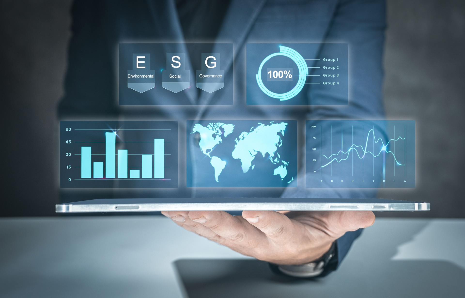 El empresario utiliza la tableta para analizar la tecnología ambiental y acercarse a los ESG sostenibles globales mediante energía limpia y energía. mano de empresario con tableta y texto ESG